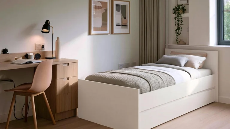 Biela jednolôžková posteľ COSMO C08 80 × 200 cm v zariadenej študentskej izbe.